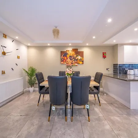 Homestay *ra75l* For Your Most Relaxed & Cosy + Free Parking + Free Fast Wifi * *
